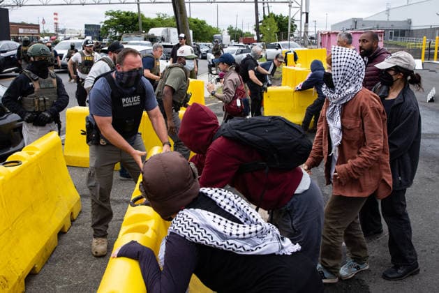 Protesters, ICE agents clash outside Newark detention center NEW JERSEY, UNITED STATES - MAY 25: Federal immigration officers clash with Protesters outside Delaney Hall in Newark, New Jersey, U.S., May 25, 2026. Mostafa Bassim Anadolu New Jersey United States. Editorial use only. Please get in touch for any other usage.  Copyright: x2026xAnadoluxMostafaxBassimx