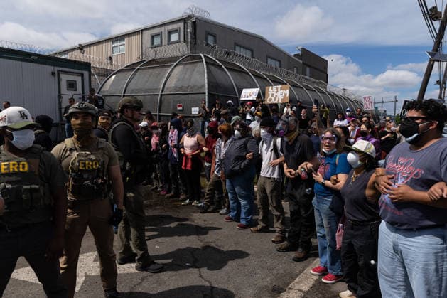 Protesters, ICE agents clash outside Newark detention center NEW JERSEY, UNITED STATES - MAY 25: Federal immigration officers clash with Protesters outside Delaney Hall in Newark, New Jersey, U.S., May 25, 2026. Mostafa Bassim Anadolu New Jersey United States. Editorial use only. Please get in touch for any other usage.  Copyright: x2026xAnadoluxMostafaxBassimx