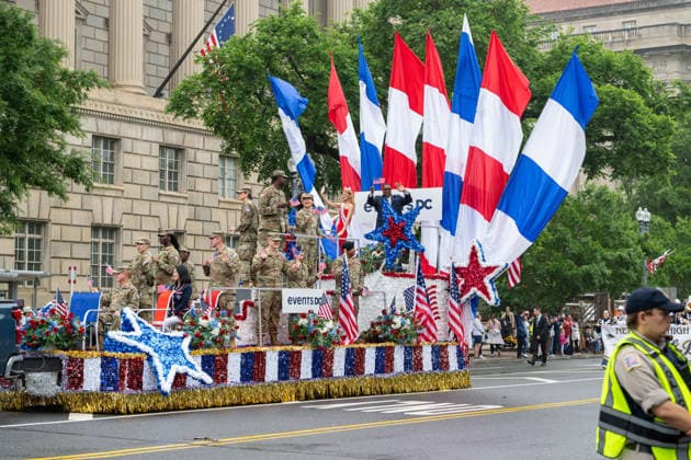 May 25, 2026, Washington, District Of Columbia, Unites States: Service members and parade participants march along Constitution Avenue during the National Memorial Day Parade in Washington, D.C. Washington Unites States - ZUMAk206 20260525_znp_k206_003 Copyright: xMattxKaminskyx