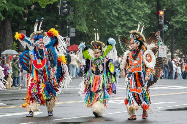 May 25, 2026, Washington, District Of Columbia, Unites States: Participants dressed in Native American ceremonial attire stand along the parade route during the National Memorial Day Parade in Washington, D.C. Washington Unites States - ZUMAk206 20260525_znp_k206_014 Copyright: xMattxKaminskyx