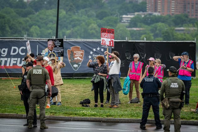 May 25, 2026, Washington, District Of Columbia, United States: Protesters stand along the motorcade route during Memorial Day events attended by President DONALD TRUMP and Vice President JD VANCE in the Washington area. Washington United States - ZUMAk206 20260525_znp_k206_019 Copyright: xMattxKaminskyx