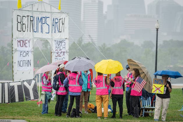 May 25, 2026, Washington, District Of Columbia, United States: Protesters gather along the motorcade route during Memorial Day events in the Washington area. Washington United States - ZUMAk206 20260525_znp_k206_028 Copyright: xMattxKaminskyx