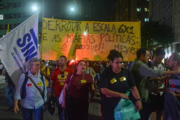 RECORD DATE NOT STATED Protest against the 6x1 work schedule brings together workers and teachers in downtown Rio de Janeiro. Rio de Janeiro (RJ), 05 25 2026 - Demonstration End of the 6x1 shift RJ - A demonstration for the end of the 6x1 shift for workers throughout Brazil brought together trade union centers and teachers from the state on the afternoon of this Monday (25). The event began at Candelaria and continued along Avenida Rio Branco to Praca da Cinelandia, in downtown Rio de Janeiro, this Monday, May 25, 2026.(Foto: Fausto Maia Thenews2 imago images) Protest against the 6x1 work schedule brings together workers and teachers in downtown Rio de Janeiro.  Copyright: xFaustoxMaiax