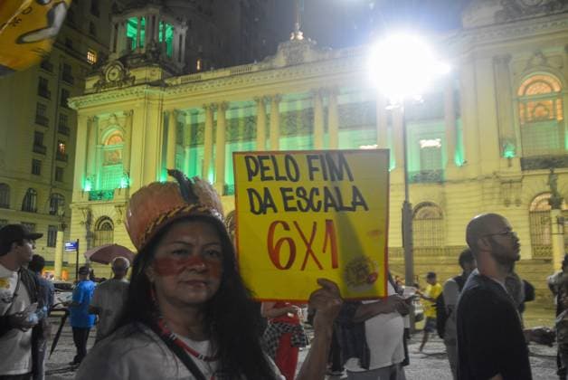 RECORD DATE NOT STATED Protest against the 6x1 work schedule brings together workers and teachers in downtown Rio de Janeiro. Rio de Janeiro (RJ), 05 25 2026 - Demonstration End of the 6x1 shift RJ - A demonstration for the end of the 6x1 shift for workers throughout Brazil brought together trade union centers and teachers from the state on the afternoon of this Monday (25). The event began at Candelaria and continued along Avenida Rio Branco to Praca da Cinelandia, in downtown Rio de Janeiro, this Monday, May 25, 2026.(Foto: Fausto Maia Thenews2 imago images) Protest against the 6x1 work schedule brings together workers and teachers in downtown Rio de Janeiro.  Copyright: xFaustoxMaiax