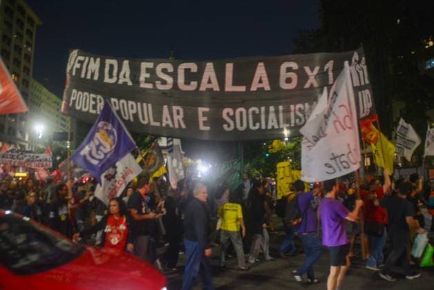 RECORD DATE NOT STATED Protest against the 6x1 work schedule brings together workers and teachers in downtown Rio de Janeiro. Rio de Janeiro (RJ), 05 25 2026 - Demonstration End of the 6x1 shift RJ - A demonstration for the end of the 6x1 shift for workers throughout Brazil brought together trade union centers and teachers from the state on the afternoon of this Monday (25). The event began at Candelaria and continued along Avenida Rio Branco to Praca da Cinelandia, in downtown Rio de Janeiro, this Monday, May 25, 2026.(Foto: Fausto Maia Thenews2 imago images) Protest against the 6x1 work schedule brings together workers and teachers in downtown Rio de Janeiro.  Copyright: xFaustoxMaiax