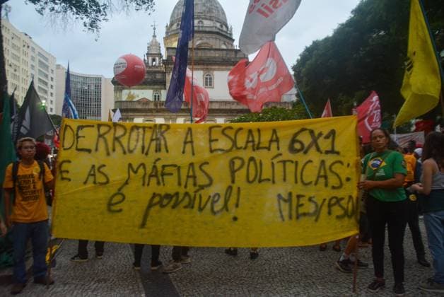 RECORD DATE NOT STATED Protest against the 6x1 work schedule brings together workers and teachers in downtown Rio de Janeiro. Rio de Janeiro (RJ), 05 25 2026 - Demonstration End of the 6x1 shift RJ - A demonstration for the end of the 6x1 shift for workers throughout Brazil brought together trade union centers and teachers from the state on the afternoon of this Monday (25). The event began at Candelaria and continued along Avenida Rio Branco to Praca da Cinelandia, in downtown Rio de Janeiro, this Monday, May 25, 2026.(Foto: Fausto Maia Thenews2 imago images) Protest against the 6x1 work schedule brings together workers and teachers in downtown Rio de Janeiro.  Copyright: xFaustoxMaiax