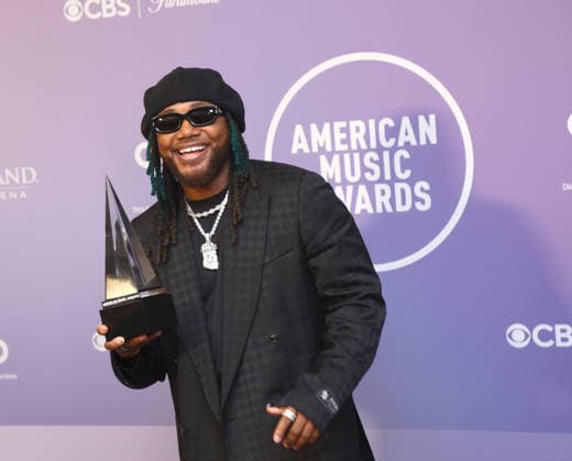 Leon Thomas, winner of the Breakthrough R&B Artist award, appears backstage on the winners walk during the 52nd annual American Music Awards at the MGM Grand Garden Arena in Las Vegas on Monday, May 25, 2026.  LAV20260525577 JAMESxATOA