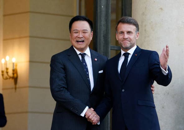 RECORD DATE NOT STATED President Macron Welcomes Anutin Charnvirakul At Elysee Palace In Paris French President Emmanuel Macron welcomes Anutin Charnvirakul, Prime Minister of the Kingdom of Thailand, at the Elysee presidential palace in Paris, France on May 25, 2026. Photo by Alain Apaydin ABACAPRESS.COM Paris France  Copyright: xApaydinxAlain ABACAx