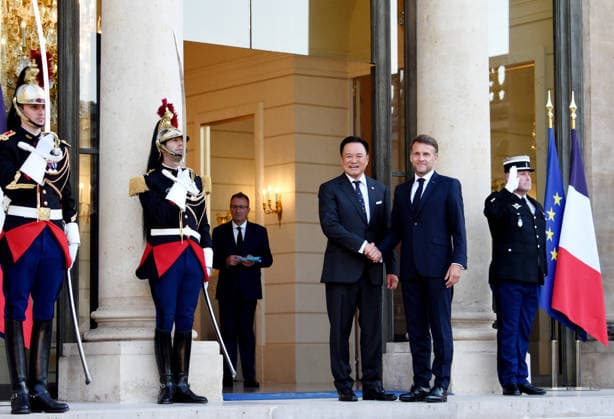 RECORD DATE NOT STATED President Macron Welcomes Anutin Charnvirakul At Elysee Palace In Paris French President Emmanuel Macron welcomes Anutin Charnvirakul, Prime Minister of the Kingdom of Thailand, at the Elysee presidential palace in Paris, France on May 25, 2026. Photo by Alain Apaydin ABACAPRESS.COM Paris France  Copyright: xApaydinxAlain ABACAx