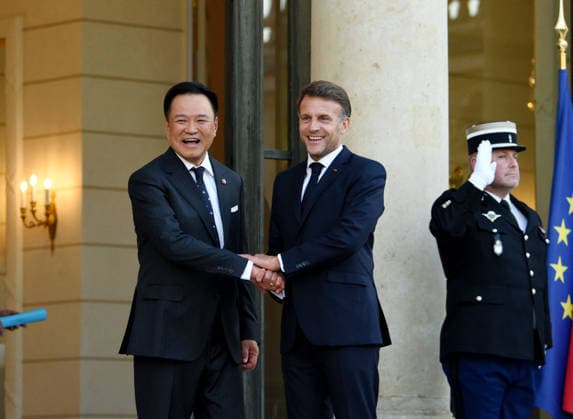 RECORD DATE NOT STATED President Macron Welcomes Anutin Charnvirakul At Elysee Palace In Paris French President Emmanuel Macron welcomes Anutin Charnvirakul, Prime Minister of the Kingdom of Thailand, at the Elysee presidential palace in Paris, France on May 25, 2026. Photo by Alain Apaydin ABACAPRESS.COM Paris France  Copyright: xApaydinxAlain ABACAx