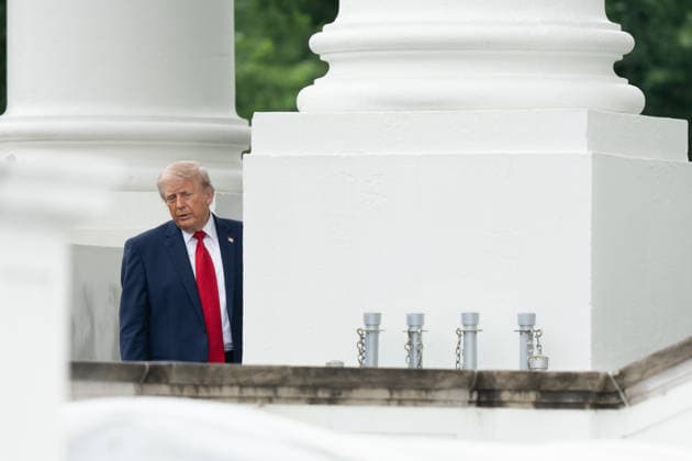 President Trump Returns to the White House United States President Donald J Trump inspects the columns of the North Portico of the White House in Washington DC on Monday, May 25, 2025. Credit: CNP AdMedia Washington District of Columbia United States of America EDITORIAL USE ONLY  Copyright: xx AdMediax admphotostwo992155