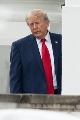 President Trump Returns to the White House United States President Donald J Trump inspects the columns of the North Portico of the White House in Washington DC on Monday, May 25, 2025. Credit: CNP AdMedia Washington District of Columbia United States of America EDITORIAL USE ONLY  Copyright: xx AdMediax admphotostwo992157