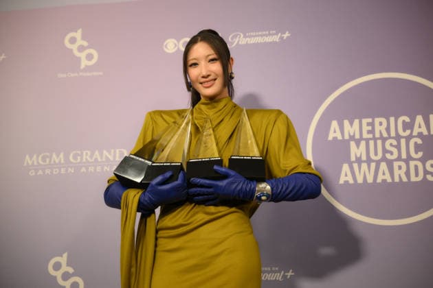 May 25, 2026, Las Vegas, Nevada, USA: (L-R) EJAE alongside REI AMI won Song of the Year at the 2026 American Music Awards for their track Golden, from the Netflix animated film K-Pop Demon Hunters during the Annual 52nd American Music Awards at the MGM Grand Arena in Las Vegas. Las Vegas USA - ZUMAo117 20260525_zsp_o117_114 Copyright: xMikaelxOnax