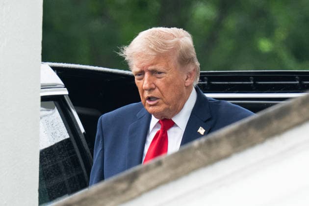 President Trump Returns to the White House United States President Donald J Trump inspects the columns of the North Portico of the White House in Washington DC on Monday, May 25, 2025. Credit: CNP AdMedia Washington District of Columbia United States of America EDITORIAL USE ONLY  Copyright: xx AdMediax admphotostwo992169