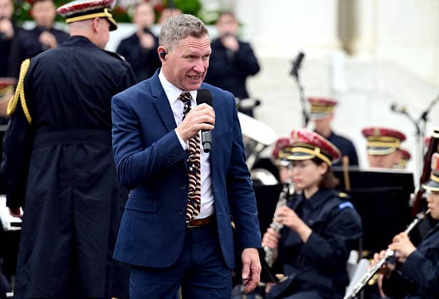 Trump Remarks on Memorial Day at Arlington National Cemetery Craig Morgan performs after United States President Donald J Trump delivered remarks in the Amphitheater after laying a wreath at the Tomb of the Unknowns at Arlington National Cemetery in Arlington, Virginia on Memorial Day, Monday, May 25, 2026. Credit: CNP AdMedia Arlington Virginia United States of America EDITORIAL USE ONLY  Copyright: xx AdMediax admphotostwo992178