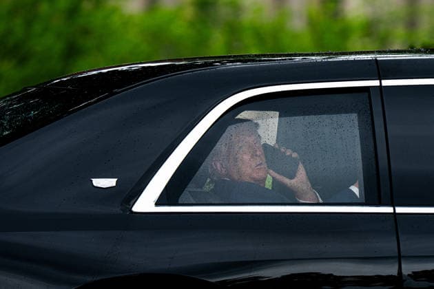 President Trump Returns to the White House United States President Donald J Trump speaks on the phone as he arrives at the White House in Washington DC on Monday, May 25, 2025. Credit: CNP AdMedia Washington District of Columbia United States of America EDITORIAL USE ONLY  Copyright: xx AdMediax admphotostwo992167