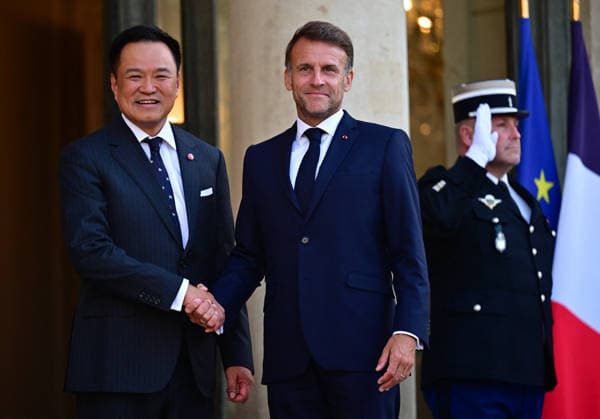 Le président Emmanuel Macron accueille Anutin Charnvirakul, premier ministre de Thaïlande au palais de lElysée à Paris le 25 mai 2026 Christian Liewig Bestimage President Emmanuel Macron welcomes Anutin Charnvirakul, Prime Minister of Thailand, to the Élysée Palace in Paris on 25 May 2026 Paris France  Copyright: xChristianxLiewigx xBestimagexChristianxLiewigx xBestimagex