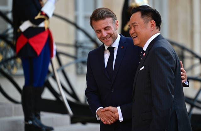Le président Emmanuel Macron accueille Anutin Charnvirakul, premier ministre de Thaïlande au palais de lElysée à Paris le 25 mai 2026 Christian Liewig Bestimage President Emmanuel Macron welcomes Anutin Charnvirakul, Prime Minister of Thailand, to the Élysée Palace in Paris on 25 May 2026 Paris France  Copyright: xChristianxLiewigx xBestimagexChristianxLiewigx xBestimagex