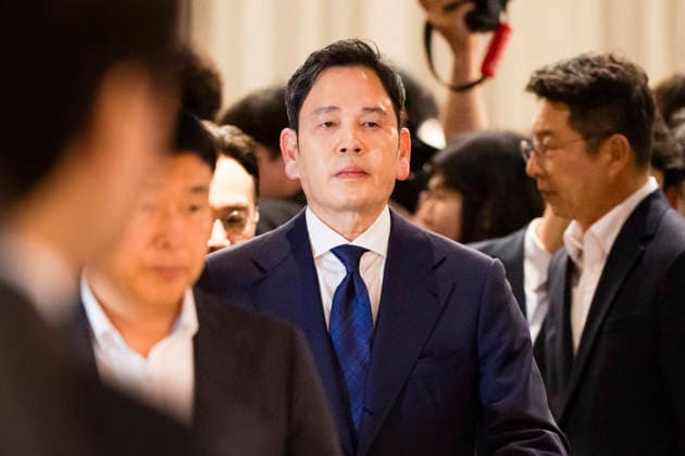 May 26, 2026, Seoul, South Korea: CHUNG YONG-JIN, chairman of the South Korean conglomerate Shinsegae, leaves a press conference after publicly apologizing on Tuesday, May 26, 2026 in Seoul, South Korea after Starbucks Korea, operated by Sinsegae, held a controversial Ã¢â‚¬oeTank DayÃ¢â‚¬Â promotion for the coffee chainÃ¢â‚¬â ¢s Tank Series tumblers. The campaign provoked widespread backlash for apparent references to the Gwangju Massacre in which the military government killed hundreds of pro-democracy civilian protesters in May 1980. Seoul South Korea - ZUMAh163 20260526_znp_h163_005 Copyright: xJintakxHanx