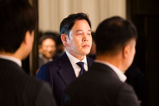 May 26, 2026, Seoul, South Korea: CHUNG YONG-JIN, chairman of the South Korean conglomerate Shinsegae, leaves a press conference after publicly apologizing on Tuesday, May 26, 2026 in Seoul, South Korea after Starbucks Korea, operated by Sinsegae, held a controversial Ã¢â‚¬oeTank DayÃ¢â‚¬Â promotion for the coffee chainÃ¢â‚¬â ¢s Tank Series tumblers. The campaign provoked widespread backlash for apparent references to the Gwangju Massacre in which the military government killed hundreds of pro-democracy civilian protesters in May 1980. Seoul South Korea - ZUMAh163 20260526_znp_h163_006 Copyright: xJintakxHanx