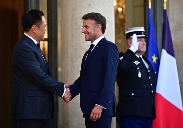 Le président Emmanuel Macron accueille Anutin Charnvirakul, premier ministre de Thaïlande au palais de lElysée à Paris le 25 mai 2026 Christian Liewig Bestimage President Emmanuel Macron welcomes Anutin Charnvirakul, Prime Minister of Thailand, to the Élysée Palace in Paris on 25 May 2026 Paris France  Copyright: xChristianxLiewigx xBestimagexChristianxLiewigx xBestimagex
