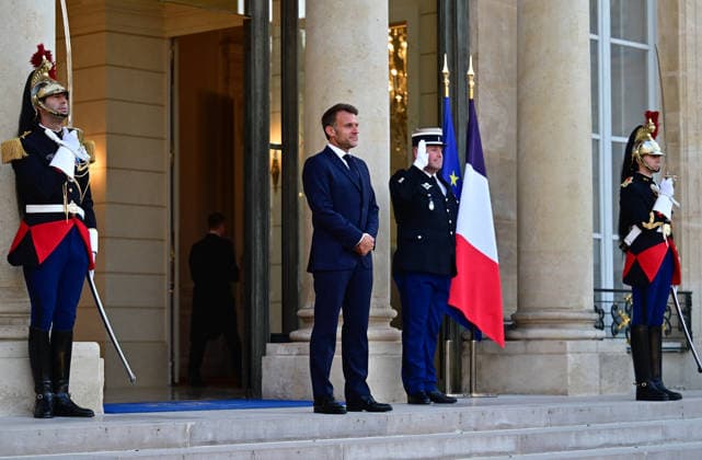 Le président Emmanuel Macron accueille Anutin Charnvirakul, premier ministre de Thaïlande au palais de lElysée à Paris le 25 mai 2026 Christian Liewig Bestimage President Emmanuel Macron welcomes Anutin Charnvirakul, Prime Minister of Thailand, to the Élysée Palace in Paris on 25 May 2026 Paris France  Copyright: xChristianxLiewigx xBestimagexChristianxLiewigx xBestimagex