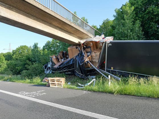 Tödlicher LKW-Unfall auf A2 bei Hannover Zwei Menschen kamen bei einem tödlichen Unfall auf der A2 um Leben, als ihr LKW gegen eine Fußgängerbrücke prallte. *** Fatal truck accident on the A2 near Hanover Two people were killed in a fatal accident on the A2 when their truck crashed into a pedestrian bridge Copyright: xBerndxGüntherx
