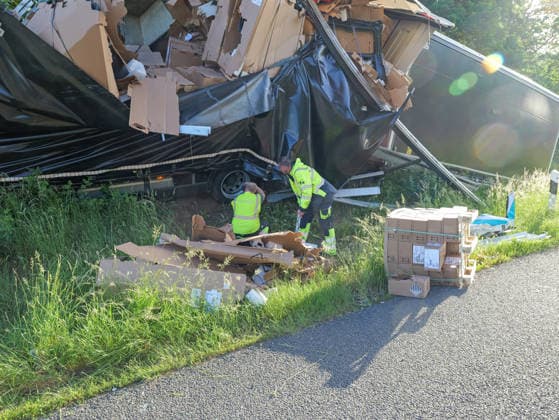 Tödlicher LKW-Unfall auf A2 bei Hannover Zwei Menschen kamen bei einem tödlichen Unfall auf der A2 um Leben, als ihr LKW gegen eine Fußgängerbrücke prallte. *** Fatal truck accident on the A2 near Hanover Two people were killed in a fatal accident on the A2 when their truck crashed into a pedestrian bridge Copyright: xBerndxGüntherx
