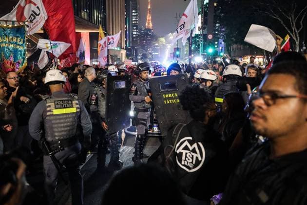 Protest for the end of the 6x1 work schedule in Sao Paulo Protest for the end of the 6x1 work schedule in Sao Paulo Demonstrators invade the lane of Paulista Avenue during the protest against the 6x1 work schedule and are contained by the police, this Monday, May 25, 2026. SAO PAULO SAO PAULO BRAZIL Copyright: xMarinaxUezimax SAO PAULO SAO PAULO BRAZIL Copyright: xIMAGO MarinaxUezimax