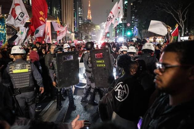Protest for the end of the 6x1 work schedule in Sao Paulo Protest for the end of the 6x1 work schedule in Sao Paulo Demonstrators invade the lane of Paulista Avenue during the protest against the 6x1 work schedule and are contained by the police, this Monday, May 25, 2026. SAO PAULO SAO PAULO BRAZIL Copyright: xMarinaxUezimax SAO PAULO SAO PAULO BRAZIL Copyright: xIMAGO MarinaxUezimax