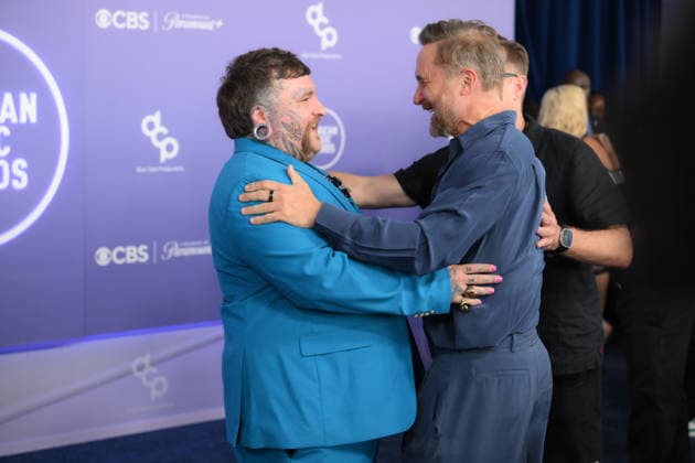 May 25, 2026, Las Vegas, Nevada, USA: TEDDY SWIMS American singer-songwriter greet DAVID GUETTA French DJ and record producer at the Red Carpet during The Annual 52nd American Music Awards at the MGM Grand Arena in Las Vegas. Las Vegas USA - ZUMAo117 20260525_zsp_o117_031 Copyright: xMikaelxOnax
