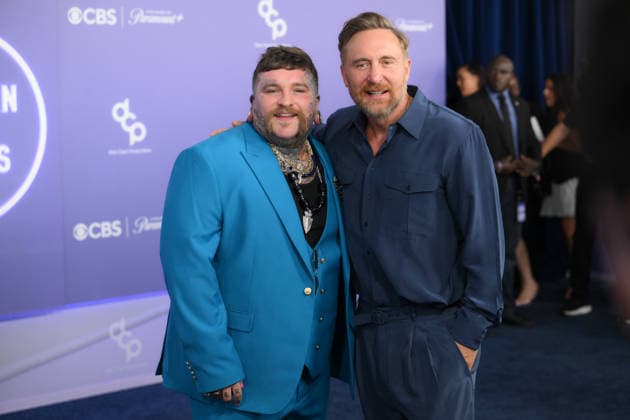 May 25, 2026, Las Vegas, Nevada, USA: TEDDY SWIMS American singer-songwriter greet DAVID GUETTA French DJ and record producer at the Red Carpet during The Annual 52nd American Music Awards at the MGM Grand Arena in Las Vegas. Las Vegas USA - ZUMAo117 20260525_zsp_o117_041 Copyright: xMikaelxOnax