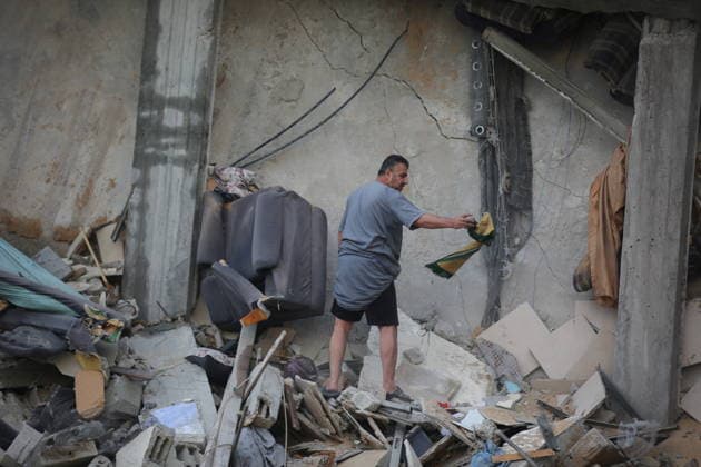 Palestinians inspect damage after Israeli strike in Nuseirat camp Palestinians inspect damage to their homes following an Israeli strike that targeted a house belonging to the al-Tawil family in the Nuseirat refugee camp in the central Gaza Strip on May 25, 2026. The strike destroyed the house completely and caused severe damage to neighboring homes. According to Palestinian medical sources, four Palestinians were wounded in the attack, which came after residents were warned to evacuate the area the previous night. Photo by Hassan al-Jedi apaimages Nusairat Gaza Strip Palestinian Territory 260526_Nuseirat_HJ_00(52).jpeg Copyright: xapaimagesxHassanxal-Jedixx xapaimagesx