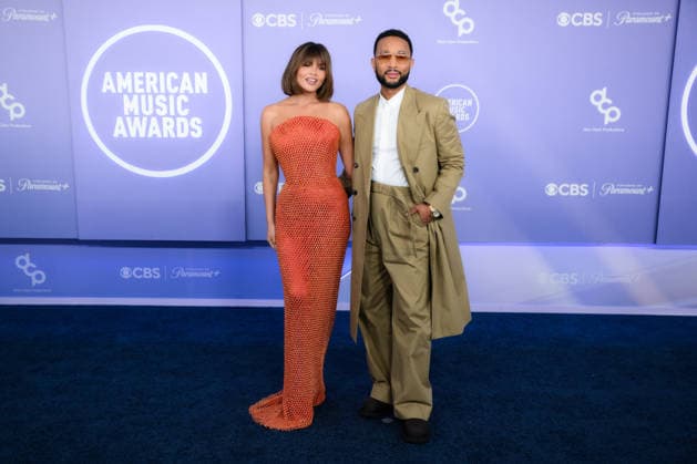 May 25, 2026, Las Vegas, Nevada, USA: (L-R) CHRISSY TEIGEN and JOHN LEGEND arrives at the Red Carpet during The Annual 52nd American Music Awards at the MGM Grand Arena in Las Vegas. Las Vegas USA - ZUMAo117 20260525_zsp_o117_150 Copyright: xMikaelxOnax