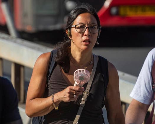 May 26, 2026, London, London, UK: London, UK. A commuter crossing London Bridge cools down with an electric handheld fan. According to the weather office, it will be another fine and dry day. High of 35Ã‚Â°C. London UK  - ZUMAl94_ 20260526_zaf_l94_002 Copyright: xMarcinxNowakx