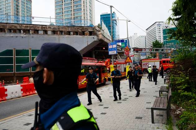 May 26, 2026, Seoul, South Korea: First responders search the site of the collapsed Seosomun Overpass in Seoul, South Korea on Tuesday, May 26, 2026. Multiple workers were caught in the collapse as the city had been tearing down the overpass, built in 1966, due to structural failure. Seoul South Korea - ZUMAh163 20260526_znp_h163_009 Copyright: xJintakxHanx