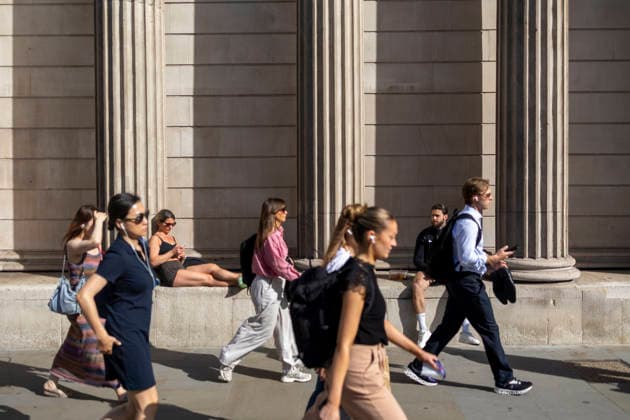 May 26, 2026, London, London, UK: London, UK. Commuters at Bank in the City of London. According to the weather office, it will be another fine and dry day. High of 35Ã‚Â°C. London UK  - ZUMAl94_ 20260526_zaf_l94_016 Copyright: xMarcinxNowakx