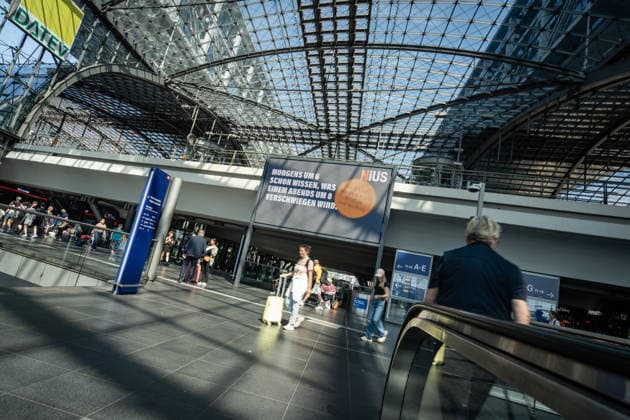 Das vom Journalisten und Unternehmer Julian Reichelt geführte Nachrichtenportal NIUS startet Werbekampagne im öffentlichen Raum in der Bundeshauptstadt Berlin und Magdeburg - Von NIUS gebuchte Werbefläche am Berliner Hauptbahnhof - Claim Morgens um 6 schon wissen, was einem abends um 8 verschwiegen wird.;NIUS- Werbekampagne im öffentlichen Raum, Berlin Berlin Deutschland Berliner Hauptbahnhof *** The news portal NIUS, run by journalist and entrepreneur Julian Reichelt, launches an advertising campaign in public spaces in the German capital Berlin and Magdeburg Advertising space booked by NIUS at Berlin Central Station Claim Know at 6 in the morning what you wont be told at 8 in the evening NIUS advertising campaign in public spaces, Ber