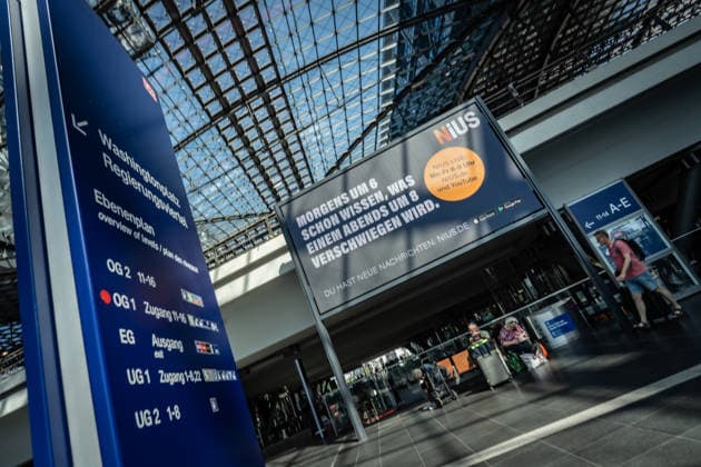 Das vom Journalisten und Unternehmer Julian Reichelt geführte Nachrichtenportal NIUS startet Werbekampagne im öffentlichen Raum in der Bundeshauptstadt Berlin und Magdeburg - Von NIUS gebuchte Werbefläche am Berliner Hauptbahnhof - Claim Morgens um 6 schon wissen, was einem abends um 8 verschwiegen wird.;NIUS- Werbekampagne im öffentlichen Raum, Berlin Berlin Deutschland Berliner Hauptbahnhof *** The news portal NIUS, run by journalist and entrepreneur Julian Reichelt, launches an advertising campaign in public spaces in the German capital Berlin and Magdeburg Advertising space booked by NIUS at Berlin Central Station Claim Know at 6 in the morning what you wont be told at 8 in the evening NIUS advertising campaign in public spaces, Ber