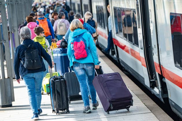 Der im Jahr 2026 neu eingeführter ICE-L des spanischen Eisenbahnherstellers Talgo bedient die Strecke Westerland (Sylt) Hamburg Hbf Berlin Hbf sowie nach Nordrhein-Westfalen, betrieben mit Siemens Dual Mode Vectron-Lokomotive 248 508, Zug im Bahnhof von Westerland;Marschbahn-Strecke auf der Nordsee-Insel Sylt, Sylt Schleswig.Holstein Deutschland Bahnhof Westerland *** The ICE L newly introduced in 2026 by the Spanish railroad manufacturer Talgo serves the route Westerland Sylt Hamburg Hbf Berlin Hbf and to North Rhine-Westphalia, operated with Siemens Dual Mode Vectron locomotive 248 508, train in the station of Westerland Marschbahn route on the North Sea island of Sylt, Sylt Schleswig Holstein Germany Westerland station
