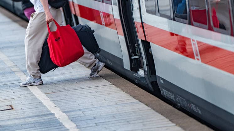 Der im Jahr 2026 neu eingeführter ICE-L des spanischen Eisenbahnherstellers Talgo bedient die Strecke Westerland (Sylt) Hamburg Hbf Berlin Hbf sowie nach Nordrhein-Westfalen, betrieben mit Siemens Dual Mode Vectron-Lokomotive 248 508, Zug im Bahnhof von Westerland;Marschbahn-Strecke auf der Nordsee-Insel Sylt, Sylt Schleswig.Holstein Deutschland Bahnhof Westerland *** The ICE L newly introduced in 2026 by the Spanish railroad manufacturer Talgo serves the route Westerland Sylt Hamburg Hbf Berlin Hbf and to North Rhine-Westphalia, operated with Siemens Dual Mode Vectron locomotive 248 508, train in the station of Westerland Marschbahn route on the North Sea island of Sylt, Sylt Schleswig Holstein Germany Westerland station