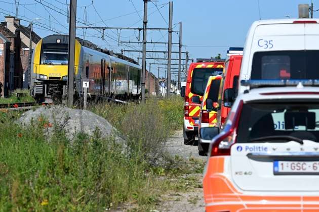 Schoolbus Gets Run Over By A Train BUGGENHOUT, BELGIUM - MAY 26 : In a train accident people have died in a collision between a train and a minibus in Buggenhout; the minibus was carrying seven schoolchildren and two adults: The barriers were down.onMay 26, 2026 in Buggenhout, Belgium, 26 05 2026 Buggenhout Belgium  Copyright: xBertxVanxDenxBrouckex