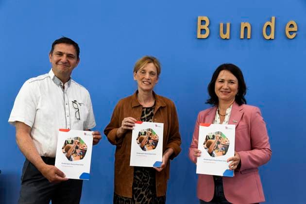 ABB BPK-KINDEREPORT- Holger Hofmann, Bundesgeschaeftsfuehrer des Deutschen Kinderhilfswerkes e. V. Karin Rien Bundesministerin fuer Bildung, Familie, Senioren, Frauen und Jugend Anja Siegesmund, Vizepräsidentin des Deutschen Kinderhilfswerkes e. V.Thema-Kinderreport 2026 Chancengerechte Bildung Vorstellung Bericht auf der BPK Berlin Bundespressekonferenz am 26.05.2026 Berlin Deutschland *** ABB BPK KINDEREPORT Holger Hofmann, Federal Managing Director of Deutsches Kinderhilfswerk e V Karin Rien Federal Minister for Education, Family, Senior Citizens, Women and Youth Anja Siegesmund, Vice President of Deutsches Kinderhilfswerk e V Topic Childrens Report 2026 Equal Opportunities in Education Presentation Report at the BPK Berlin Federal