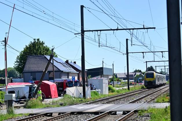 the scene of an accident between a train and a minivan, at the railway crossing Vierhuizen, in Buggenhout, Tuesday 26 May 2026. The accident happened around 8:15 am. Several people have been killed. According to initial reports, the level crossing was closed at the time of the accident.  DIRKxWAEM 175092699