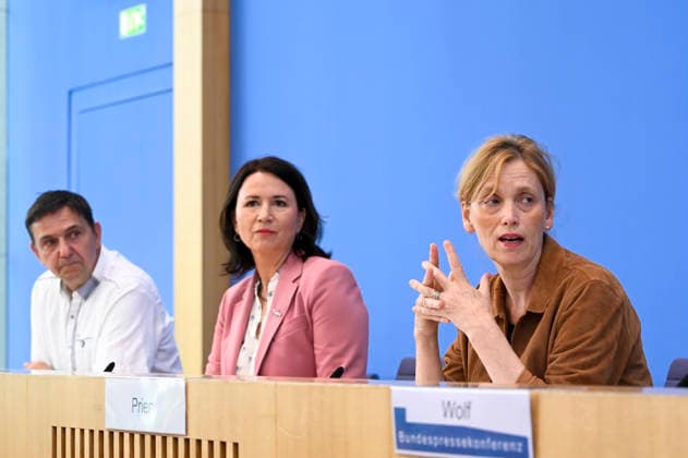 ABB BPK-KINDEREPORT- Holger Hofmann, Bundesgeschaeftsfuehrer des Deutschen Kinderhilfswerkes e. V. Karin Rien Bundesministerin fuer Bildung, Familie, Senioren, Frauen und Jugend Anja Siegesmund, Vizepräsidentin des Deutschen Kinderhilfswerkes e. V.Thema-Kinderreport 2026 Chancengerechte Bildung Vorstellung Bericht auf der BPK Berlin Bundespressekonferenz am 26.05.2026 Berlin Deutschland *** ABB BPK KINDEREPORT Holger Hofmann, Federal Managing Director of Deutsches Kinderhilfswerk e V Karin Rien Federal Minister for Education, Family, Senior Citizens, Women and Youth Anja Siegesmund, Vice President of Deutsches Kinderhilfswerk e V Topic Childrens Report 2026 Equal Opportunities in Education Presentation Report at the BPK Berlin Federal