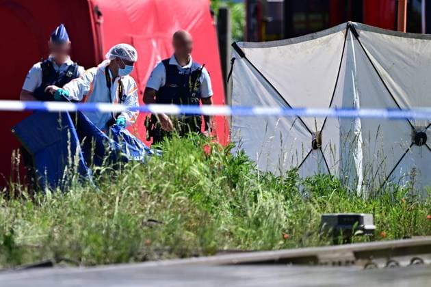 Police investigators pictured at the scene of an accident between a train and a minivan, at the railway crossing Vierhuizen, in Buggenhout, Tuesday 26 May 2026. The accident happened around 8:15 am. Several people have been killed. According to initial reports, the level crossing was closed at the time of the accident.  DIRKxWAEM 175092944