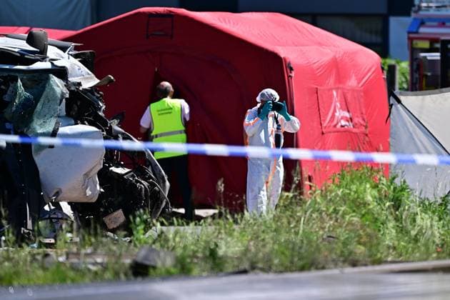 Police investigators pictured at the scene of an accident between a train and a minivan, at the railway crossing Vierhuizen, in Buggenhout, Tuesday 26 May 2026. The accident happened around 8:15 am. Several people have been killed. According to initial reports, the level crossing was closed at the time of the accident.  DIRKxWAEM 175092945