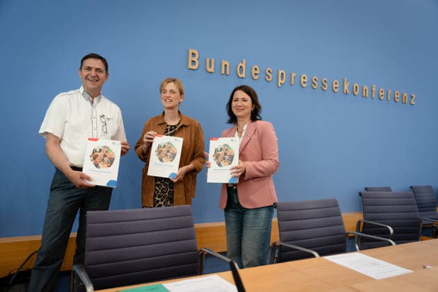 BPK, Kinderreport 2026: Chancengerechte Bildung Berlin, BPK, Kinderreport 2026: Chancengerechte Bildung , Bundesministerin für Bildung, Familie, Karin Prien, Holger Hofmann, Bundesgeschäftsführer, Kinderhilfswerk, Anja Siegesmund, Vizepräsidentin, Kinderhilfswerk Berlin Berlin GER *** BPK, Kinderreport 2026 Chancengerechte Bildung Berlin, BPK, Kinderreport 2026 Chancengerechte Bildung , Federal Minister of Education, Family, Karin Prien, Holger Hofmann, Federal Managing Director, Kinderhilfswerk, Anja Siegesmund, Vice President, Kinderhilfswerk Berlin Berlin GER