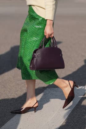 Mailand, Italien ? 26. Februar 2026: Eine Frau trägt Schuhe von Massimo Dutti. Details zum modischen Outfit und den Schuhen, Streetstyle-Look Milan, Italy - February, 26, 2026: woman wears Massimo Dutti shoes. Fashion outfit shoes details, street style look accessory (License=RM) Copyright: xZoonar.com IgorxZakirovx 25104108