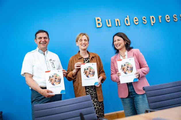 Holger Hofmann, Bundesgeschäftsführer Deutsches Kinderhilfswerk e.V., Karin Prien, Bundesministerin für Bildung, Familie, Senioren, Frauen und Jugend, Anja Siegesmund, Vizepräsidentin Deutsches Kinderhilfswerk e.V. (von links);Bundespressekonferenz in Berlin - Kinderreport 2026 - Titel Chancengerechte Bildung, Berlin Berlin Deutschland Haus der Bundespressekonferenz *** Holger Hofmann, Federal Managing Director of Deutsches Kinderhilfswerk e V , Karin Prien, Federal Minister of Education, Family Affairs, Senior Citizens, Women and Youth, Anja Siegesmund, Vice President of Deutsches Kinderhilfswerk e V from left Federal Press Conference in Berlin Childrens Report 2026 Title Equal Opportunities in Education, Berlin Berlin Germany House of